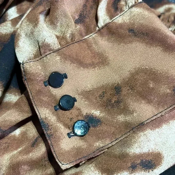 bar III Round v-cut neck, keyhole, long sleeve elastic waist back animal print - Picture 7 of 14